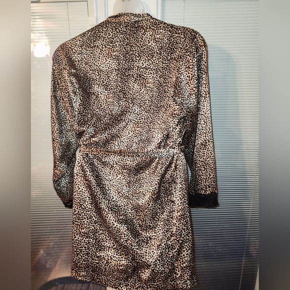 Intimate Essentials Robe Size Med - Picture 6 of 6
